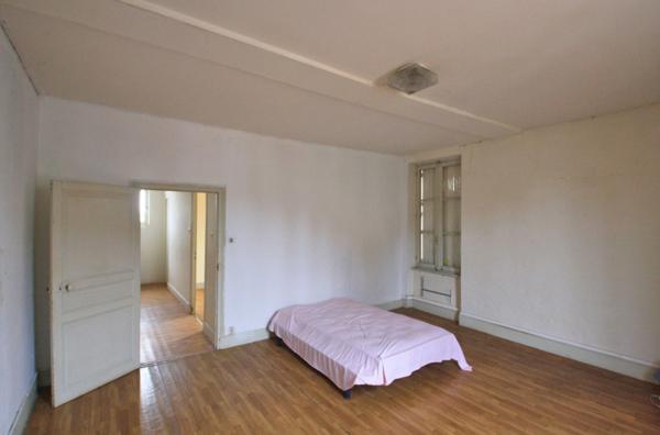 Maison de village, 4 chambres, avec garage et cour.