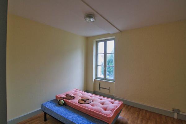 Maison de village, 4 chambres, avec garage et cour.