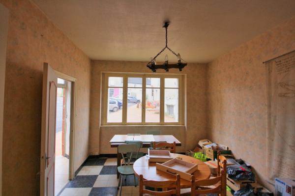 Maison de village, 4 chambres, avec garage et cour.