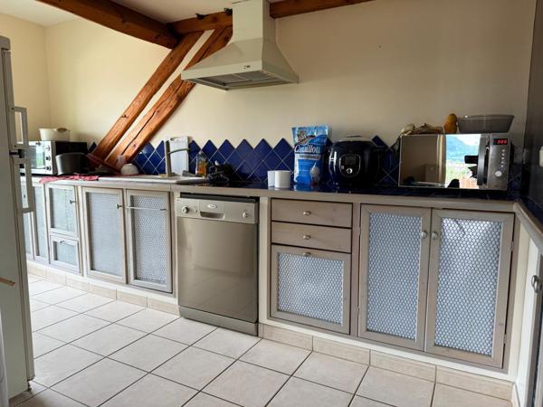 Appartement en duplex de 83 m2, 2 ch, balcon-terrasse.