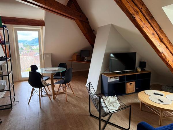 Appartement en duplex de 83 m2, 2 ch, balcon-terrasse.