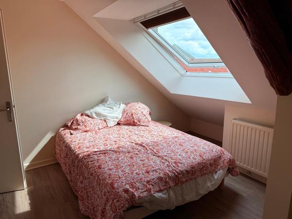 Appartement en duplex de 83 m2, 2 ch, balcon-terrasse.