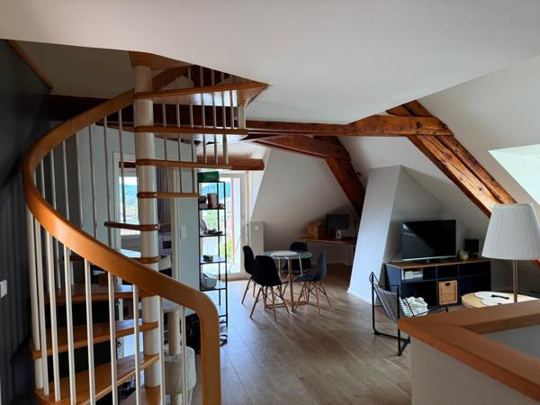 Appartement en duplex de 83 m2, 2 ch, balcon-terrasse.