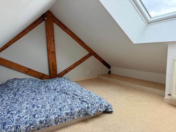 Appartement en duplex de 83 m2, 2 ch, balcon-terrasse.