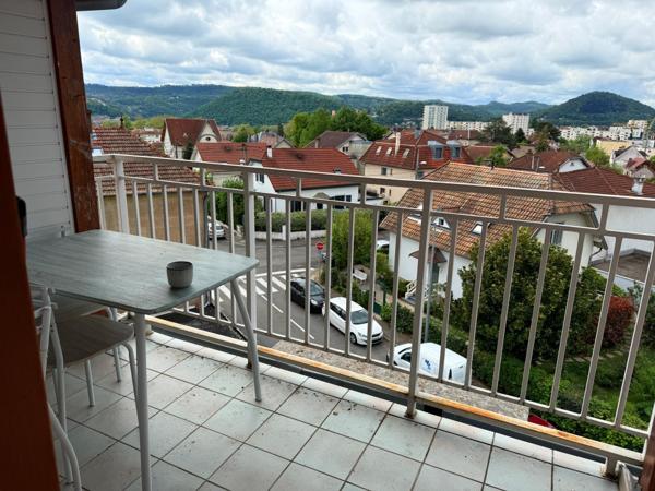Appartement en duplex de 83 m2, 2 ch, balcon-terrasse.