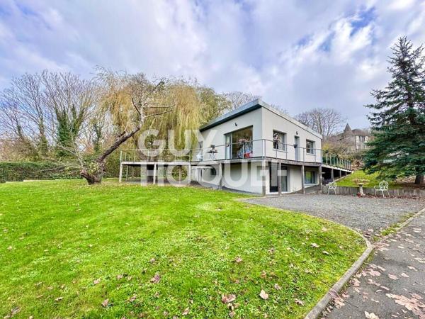 MAISON MODERNE AVEC BEAU JARDIN - VUE MER