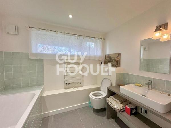 MAISON MODERNE AVEC BEAU JARDIN - VUE MER