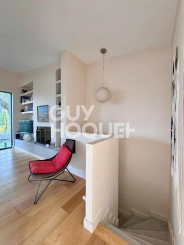 MAISON MODERNE AVEC BEAU JARDIN - VUE MER