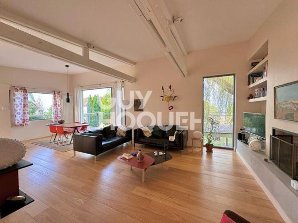 MAISON MODERNE AVEC BEAU JARDIN - VUE MER