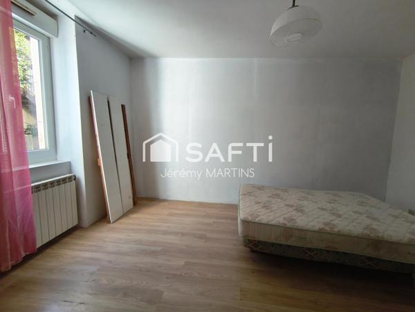 Maison avec jardin, terrasse et 2 accès - fort potentiel