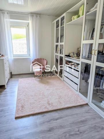 Maison avec 4 chambres, 2 terrasses et grand jardin !