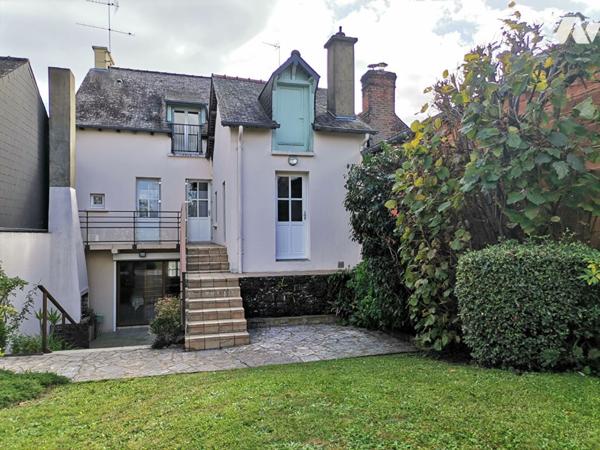 MONTFORT SUR MEU - Maison de ville en centre historique, 169 m² hab., 5 chambres