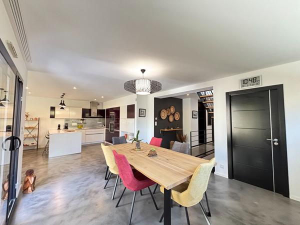 Maison contemporaine à vendre à Bourgbarré - 6 pièces, 4 chambres, 202 m²