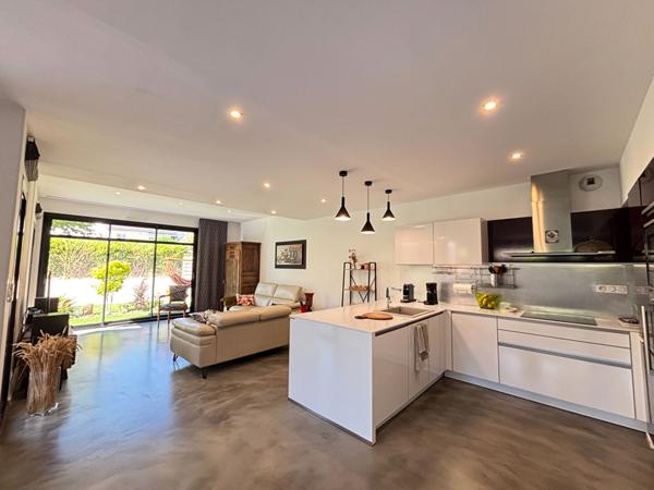 Maison contemporaine à vendre à Bourgbarré - 6 pièces, 4 chambres, 202 m²