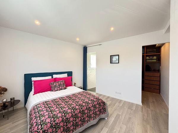 Maison contemporaine à vendre à Bourgbarré - 6 pièces, 4 chambres, 202 m²