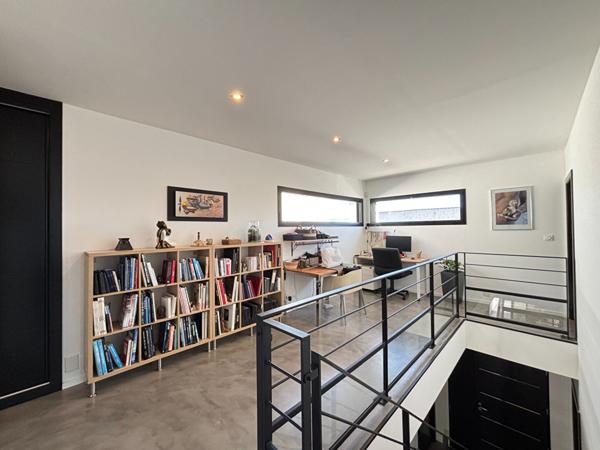 Maison contemporaine à vendre à Bourgbarré - 6 pièces, 4 chambres, 202 m²