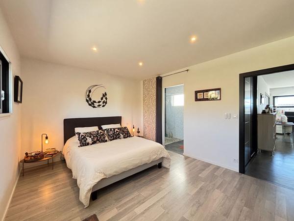 Maison contemporaine à vendre à Bourgbarré - 6 pièces, 4 chambres, 202 m²
