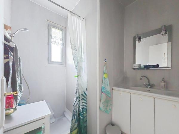 Jolie maison de plain-pied avec jardin