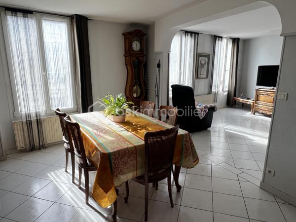 Idéal investisseur ! Situé en plein cœur de Crécy-la-Chapelle, découvrez cet agréable appartement situé au 1er étage d’un immeuble datant de 1948.

Initialement configuré en 3 pièces, l’appartement a été transformé en 2 pièces afin de profiter d’un spacieux double séjour, offrant un bel espace de vie convivial et lumineux.

Le bien est vendu loué, permettant ainsi à l'acquéreur de bénéficier d'un investissement locatif déjà en place.

🏠 UN APPARTEMENT FONCTIONNEL ET PLEIN DE CHARME

L'appartement se compose de :

Une entrée
Un double séjour offrant un bel espace de vie
Une cuisine aménagée
Une chambre
Une salle d'eau
Des WC

Son agencement actuel privilégie les volumes et la pièce de vie, tout en conservant la possibilité d'une configuration différente selon les besoins.

📍 UN EMPLACEMENT PRIVILÉGIÉ

Situé au cœur de Crécy-la-Chapelle, cet appartement bénéficie d'un emplacement recherché, à proximité immédiate des commerces, écoles et transports.

Un emplacement pratique pour un investissement locatif, avec toutes les commodités du centre-ville accessibles facilement.

💼 UN BIEN DESTINÉ À L'INVESTISSEMENT

Vendu loué, cet appartement représente une opportunité pour un investisseur souhaitant acquérir un bien locatif déjà occupé.

Pour plus d'informations concernant le loyer, le bail en cours, la rentabilité et les conditions de la vente, n'hésitez pas à me contacter.

📞 Contactez-moi pour obtenir davantage de renseignements ou organiser une visite.

Vendu loué – 1er étage – 2 pièces avec double séjour – idéal investisseur.