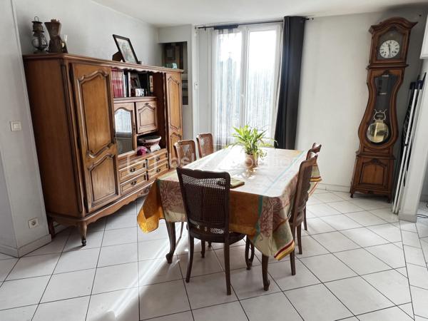 Idéal investisseur ! Situé en plein cœur de Crécy-la-Chapelle, découvrez cet agréable appartement situé au 1er étage d’un immeuble datant de 1948.

Initialement configuré en 3 pièces, l’appartement a été transformé en 2 pièces afin de profiter d’un spacieux double séjour, offrant un bel espace de vie convivial et lumineux.

Le bien est vendu loué, permettant ainsi à l'acquéreur de bénéficier d'un investissement locatif déjà en place.

🏠 UN APPARTEMENT FONCTIONNEL ET PLEIN DE CHARME

L'appartement se compose de :

Une entrée
Un double séjour offrant un bel espace de vie
Une cuisine aménagée
Une chambre
Une salle d'eau
Des WC

Son agencement actuel privilégie les volumes et la pièce de vie, tout en conservant la possibilité d'une configuration différente selon les besoins.

📍 UN EMPLACEMENT PRIVILÉGIÉ

Situé au cœur de Crécy-la-Chapelle, cet appartement bénéficie d'un emplacement recherché, à proximité immédiate des commerces, écoles et transports.

Un emplacement pratique pour un investissement locatif, avec toutes les commodités du centre-ville accessibles facilement.

💼 UN BIEN DESTINÉ À L'INVESTISSEMENT

Vendu loué, cet appartement représente une opportunité pour un investisseur souhaitant acquérir un bien locatif déjà occupé.

Pour plus d'informations concernant le loyer, le bail en cours, la rentabilité et les conditions de la vente, n'hésitez pas à me contacter.

📞 Contactez-moi pour obtenir davantage de renseignements ou organiser une visite.

Vendu loué – 1er étage – 2 pièces avec double séjour – idéal investisseur.