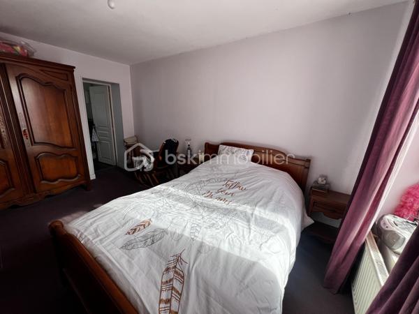 Idéal investisseur ! Situé en plein cœur de Crécy-la-Chapelle, découvrez cet agréable appartement situé au 1er étage d’un immeuble datant de 1948.

Initialement configuré en 3 pièces, l’appartement a été transformé en 2 pièces afin de profiter d’un spacieux double séjour, offrant un bel espace de vie convivial et lumineux.

Le bien est vendu loué, permettant ainsi à l'acquéreur de bénéficier d'un investissement locatif déjà en place.

🏠 UN APPARTEMENT FONCTIONNEL ET PLEIN DE CHARME

L'appartement se compose de :

Une entrée
Un double séjour offrant un bel espace de vie
Une cuisine aménagée
Une chambre
Une salle d'eau
Des WC

Son agencement actuel privilégie les volumes et la pièce de vie, tout en conservant la possibilité d'une configuration différente selon les besoins.

📍 UN EMPLACEMENT PRIVILÉGIÉ

Situé au cœur de Crécy-la-Chapelle, cet appartement bénéficie d'un emplacement recherché, à proximité immédiate des commerces, écoles et transports.

Un emplacement pratique pour un investissement locatif, avec toutes les commodités du centre-ville accessibles facilement.

💼 UN BIEN DESTINÉ À L'INVESTISSEMENT

Vendu loué, cet appartement représente une opportunité pour un investisseur souhaitant acquérir un bien locatif déjà occupé.

Pour plus d'informations concernant le loyer, le bail en cours, la rentabilité et les conditions de la vente, n'hésitez pas à me contacter.

📞 Contactez-moi pour obtenir davantage de renseignements ou organiser une visite.

Vendu loué – 1er étage – 2 pièces avec double séjour – idéal investisseur.