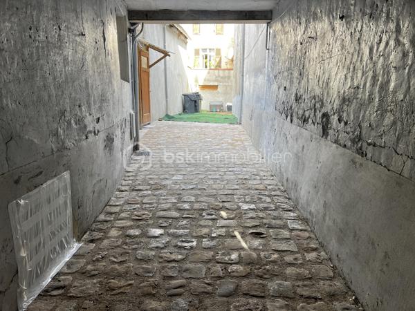 Idéal investisseur ! Situé en plein cœur de Crécy-la-Chapelle, découvrez cet agréable appartement situé au 1er étage d’un immeuble datant de 1948.

Initialement configuré en 3 pièces, l’appartement a été transformé en 2 pièces afin de profiter d’un spacieux double séjour, offrant un bel espace de vie convivial et lumineux.

Le bien est vendu loué, permettant ainsi à l'acquéreur de bénéficier d'un investissement locatif déjà en place.

🏠 UN APPARTEMENT FONCTIONNEL ET PLEIN DE CHARME

L'appartement se compose de :

Une entrée
Un double séjour offrant un bel espace de vie
Une cuisine aménagée
Une chambre
Une salle d'eau
Des WC

Son agencement actuel privilégie les volumes et la pièce de vie, tout en conservant la possibilité d'une configuration différente selon les besoins.

📍 UN EMPLACEMENT PRIVILÉGIÉ

Situé au cœur de Crécy-la-Chapelle, cet appartement bénéficie d'un emplacement recherché, à proximité immédiate des commerces, écoles et transports.

Un emplacement pratique pour un investissement locatif, avec toutes les commodités du centre-ville accessibles facilement.

💼 UN BIEN DESTINÉ À L'INVESTISSEMENT

Vendu loué, cet appartement représente une opportunité pour un investisseur souhaitant acquérir un bien locatif déjà occupé.

Pour plus d'informations concernant le loyer, le bail en cours, la rentabilité et les conditions de la vente, n'hésitez pas à me contacter.

📞 Contactez-moi pour obtenir davantage de renseignements ou organiser une visite.

Vendu loué – 1er étage – 2 pièces avec double séjour – idéal investisseur.