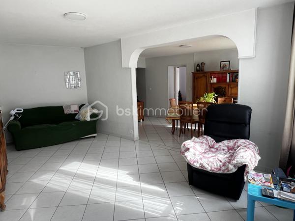 Idéal investisseur ! Situé en plein cœur de Crécy-la-Chapelle, découvrez cet agréable appartement situé au 1er étage d’un immeuble datant de 1948.

Initialement configuré en 3 pièces, l’appartement a été transformé en 2 pièces afin de profiter d’un spacieux double séjour, offrant un bel espace de vie convivial et lumineux.

Le bien est vendu loué, permettant ainsi à l'acquéreur de bénéficier d'un investissement locatif déjà en place.

🏠 UN APPARTEMENT FONCTIONNEL ET PLEIN DE CHARME

L'appartement se compose de :

Une entrée
Un double séjour offrant un bel espace de vie
Une cuisine aménagée
Une chambre
Une salle d'eau
Des WC

Son agencement actuel privilégie les volumes et la pièce de vie, tout en conservant la possibilité d'une configuration différente selon les besoins.

📍 UN EMPLACEMENT PRIVILÉGIÉ

Situé au cœur de Crécy-la-Chapelle, cet appartement bénéficie d'un emplacement recherché, à proximité immédiate des commerces, écoles et transports.

Un emplacement pratique pour un investissement locatif, avec toutes les commodités du centre-ville accessibles facilement.

💼 UN BIEN DESTINÉ À L'INVESTISSEMENT

Vendu loué, cet appartement représente une opportunité pour un investisseur souhaitant acquérir un bien locatif déjà occupé.

Pour plus d'informations concernant le loyer, le bail en cours, la rentabilité et les conditions de la vente, n'hésitez pas à me contacter.

📞 Contactez-moi pour obtenir davantage de renseignements ou organiser une visite.

Vendu loué – 1er étage – 2 pièces avec double séjour – idéal investisseur.