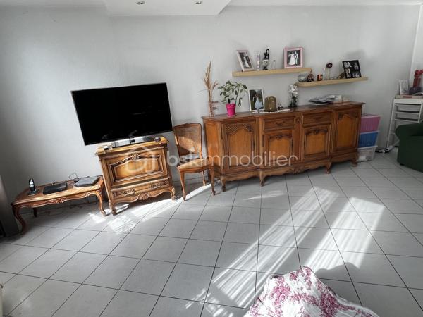 Idéal investisseur ! Situé en plein cœur de Crécy-la-Chapelle, découvrez cet agréable appartement situé au 1er étage d’un immeuble datant de 1948.

Initialement configuré en 3 pièces, l’appartement a été transformé en 2 pièces afin de profiter d’un spacieux double séjour, offrant un bel espace de vie convivial et lumineux.

Le bien est vendu loué, permettant ainsi à l'acquéreur de bénéficier d'un investissement locatif déjà en place.

🏠 UN APPARTEMENT FONCTIONNEL ET PLEIN DE CHARME

L'appartement se compose de :

Une entrée
Un double séjour offrant un bel espace de vie
Une cuisine aménagée
Une chambre
Une salle d'eau
Des WC

Son agencement actuel privilégie les volumes et la pièce de vie, tout en conservant la possibilité d'une configuration différente selon les besoins.

📍 UN EMPLACEMENT PRIVILÉGIÉ

Situé au cœur de Crécy-la-Chapelle, cet appartement bénéficie d'un emplacement recherché, à proximité immédiate des commerces, écoles et transports.

Un emplacement pratique pour un investissement locatif, avec toutes les commodités du centre-ville accessibles facilement.

💼 UN BIEN DESTINÉ À L'INVESTISSEMENT

Vendu loué, cet appartement représente une opportunité pour un investisseur souhaitant acquérir un bien locatif déjà occupé.

Pour plus d'informations concernant le loyer, le bail en cours, la rentabilité et les conditions de la vente, n'hésitez pas à me contacter.

📞 Contactez-moi pour obtenir davantage de renseignements ou organiser une visite.

Vendu loué – 1er étage – 2 pièces avec double séjour – idéal investisseur.