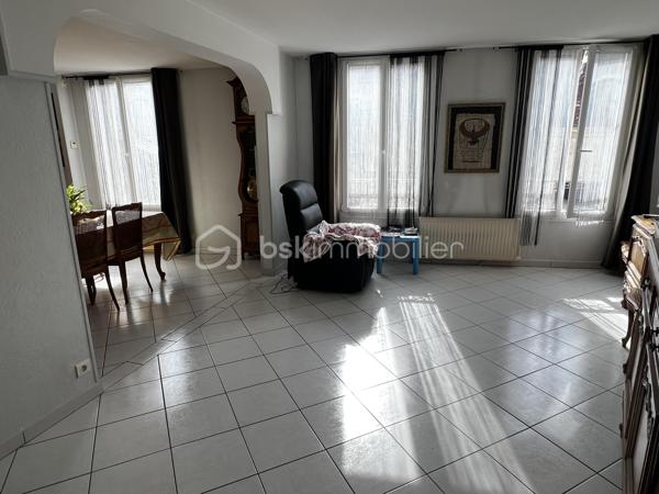 Idéal investisseur ! Situé en plein cœur de Crécy-la-Chapelle, découvrez cet agréable appartement situé au 1er étage d’un immeuble datant de 1948.

Initialement configuré en 3 pièces, l’appartement a été transformé en 2 pièces afin de profiter d’un spacieux double séjour, offrant un bel espace de vie convivial et lumineux.

Le bien est vendu loué, permettant ainsi à l'acquéreur de bénéficier d'un investissement locatif déjà en place.

🏠 UN APPARTEMENT FONCTIONNEL ET PLEIN DE CHARME

L'appartement se compose de :

Une entrée
Un double séjour offrant un bel espace de vie
Une cuisine aménagée
Une chambre
Une salle d'eau
Des WC

Son agencement actuel privilégie les volumes et la pièce de vie, tout en conservant la possibilité d'une configuration différente selon les besoins.

📍 UN EMPLACEMENT PRIVILÉGIÉ

Situé au cœur de Crécy-la-Chapelle, cet appartement bénéficie d'un emplacement recherché, à proximité immédiate des commerces, écoles et transports.

Un emplacement pratique pour un investissement locatif, avec toutes les commodités du centre-ville accessibles facilement.

💼 UN BIEN DESTINÉ À L'INVESTISSEMENT

Vendu loué, cet appartement représente une opportunité pour un investisseur souhaitant acquérir un bien locatif déjà occupé.

Pour plus d'informations concernant le loyer, le bail en cours, la rentabilité et les conditions de la vente, n'hésitez pas à me contacter.

📞 Contactez-moi pour obtenir davantage de renseignements ou organiser une visite.

Vendu loué – 1er étage – 2 pièces avec double séjour – idéal investisseur.