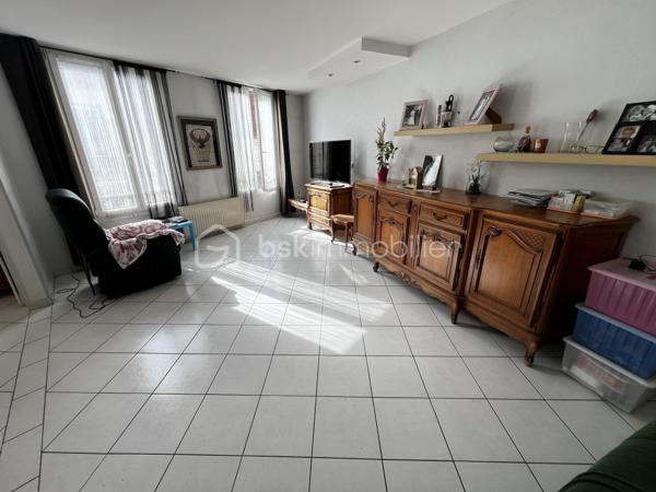 Idéal investisseur ! Situé en plein cœur de Crécy-la-Chapelle, découvrez cet agréable appartement situé au 1er étage d’un immeuble datant de 1948.

Initialement configuré en 3 pièces, l’appartement a été transformé en 2 pièces afin de profiter d’un spacieux double séjour, offrant un bel espace de vie convivial et lumineux.

Le bien est vendu loué, permettant ainsi à l'acquéreur de bénéficier d'un investissement locatif déjà en place.

🏠 UN APPARTEMENT FONCTIONNEL ET PLEIN DE CHARME

L'appartement se compose de :

Une entrée
Un double séjour offrant un bel espace de vie
Une cuisine aménagée
Une chambre
Une salle d'eau
Des WC

Son agencement actuel privilégie les volumes et la pièce de vie, tout en conservant la possibilité d'une configuration différente selon les besoins.

📍 UN EMPLACEMENT PRIVILÉGIÉ

Situé au cœur de Crécy-la-Chapelle, cet appartement bénéficie d'un emplacement recherché, à proximité immédiate des commerces, écoles et transports.

Un emplacement pratique pour un investissement locatif, avec toutes les commodités du centre-ville accessibles facilement.

💼 UN BIEN DESTINÉ À L'INVESTISSEMENT

Vendu loué, cet appartement représente une opportunité pour un investisseur souhaitant acquérir un bien locatif déjà occupé.

Pour plus d'informations concernant le loyer, le bail en cours, la rentabilité et les conditions de la vente, n'hésitez pas à me contacter.

📞 Contactez-moi pour obtenir davantage de renseignements ou organiser une visite.

Vendu loué – 1er étage – 2 pièces avec double séjour – idéal investisseur.