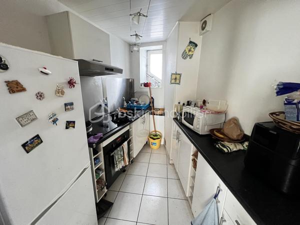 Idéal investisseur ! Situé en plein cœur de Crécy-la-Chapelle, découvrez cet agréable appartement situé au 1er étage d’un immeuble datant de 1948.

Initialement configuré en 3 pièces, l’appartement a été transformé en 2 pièces afin de profiter d’un spacieux double séjour, offrant un bel espace de vie convivial et lumineux.

Le bien est vendu loué, permettant ainsi à l'acquéreur de bénéficier d'un investissement locatif déjà en place.

🏠 UN APPARTEMENT FONCTIONNEL ET PLEIN DE CHARME

L'appartement se compose de :

Une entrée
Un double séjour offrant un bel espace de vie
Une cuisine aménagée
Une chambre
Une salle d'eau
Des WC

Son agencement actuel privilégie les volumes et la pièce de vie, tout en conservant la possibilité d'une configuration différente selon les besoins.

📍 UN EMPLACEMENT PRIVILÉGIÉ

Situé au cœur de Crécy-la-Chapelle, cet appartement bénéficie d'un emplacement recherché, à proximité immédiate des commerces, écoles et transports.

Un emplacement pratique pour un investissement locatif, avec toutes les commodités du centre-ville accessibles facilement.

💼 UN BIEN DESTINÉ À L'INVESTISSEMENT

Vendu loué, cet appartement représente une opportunité pour un investisseur souhaitant acquérir un bien locatif déjà occupé.

Pour plus d'informations concernant le loyer, le bail en cours, la rentabilité et les conditions de la vente, n'hésitez pas à me contacter.

📞 Contactez-moi pour obtenir davantage de renseignements ou organiser une visite.

Vendu loué – 1er étage – 2 pièces avec double séjour – idéal investisseur.