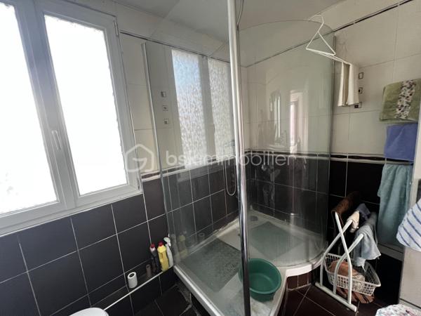 Idéal investisseur ! Situé en plein cœur de Crécy-la-Chapelle, découvrez cet agréable appartement situé au 1er étage d’un immeuble datant de 1948.

Initialement configuré en 3 pièces, l’appartement a été transformé en 2 pièces afin de profiter d’un spacieux double séjour, offrant un bel espace de vie convivial et lumineux.

Le bien est vendu loué, permettant ainsi à l'acquéreur de bénéficier d'un investissement locatif déjà en place.

🏠 UN APPARTEMENT FONCTIONNEL ET PLEIN DE CHARME

L'appartement se compose de :

Une entrée
Un double séjour offrant un bel espace de vie
Une cuisine aménagée
Une chambre
Une salle d'eau
Des WC

Son agencement actuel privilégie les volumes et la pièce de vie, tout en conservant la possibilité d'une configuration différente selon les besoins.

📍 UN EMPLACEMENT PRIVILÉGIÉ

Situé au cœur de Crécy-la-Chapelle, cet appartement bénéficie d'un emplacement recherché, à proximité immédiate des commerces, écoles et transports.

Un emplacement pratique pour un investissement locatif, avec toutes les commodités du centre-ville accessibles facilement.

💼 UN BIEN DESTINÉ À L'INVESTISSEMENT

Vendu loué, cet appartement représente une opportunité pour un investisseur souhaitant acquérir un bien locatif déjà occupé.

Pour plus d'informations concernant le loyer, le bail en cours, la rentabilité et les conditions de la vente, n'hésitez pas à me contacter.

📞 Contactez-moi pour obtenir davantage de renseignements ou organiser une visite.

Vendu loué – 1er étage – 2 pièces avec double séjour – idéal investisseur.