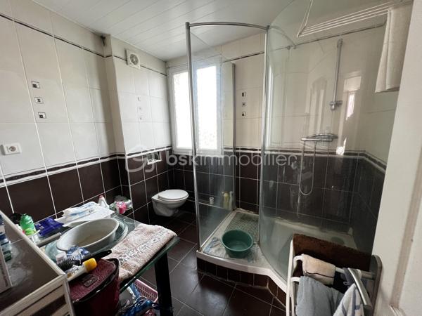 Idéal investisseur ! Situé en plein cœur de Crécy-la-Chapelle, découvrez cet agréable appartement situé au 1er étage d’un immeuble datant de 1948.

Initialement configuré en 3 pièces, l’appartement a été transformé en 2 pièces afin de profiter d’un spacieux double séjour, offrant un bel espace de vie convivial et lumineux.

Le bien est vendu loué, permettant ainsi à l'acquéreur de bénéficier d'un investissement locatif déjà en place.

🏠 UN APPARTEMENT FONCTIONNEL ET PLEIN DE CHARME

L'appartement se compose de :

Une entrée
Un double séjour offrant un bel espace de vie
Une cuisine aménagée
Une chambre
Une salle d'eau
Des WC

Son agencement actuel privilégie les volumes et la pièce de vie, tout en conservant la possibilité d'une configuration différente selon les besoins.

📍 UN EMPLACEMENT PRIVILÉGIÉ

Situé au cœur de Crécy-la-Chapelle, cet appartement bénéficie d'un emplacement recherché, à proximité immédiate des commerces, écoles et transports.

Un emplacement pratique pour un investissement locatif, avec toutes les commodités du centre-ville accessibles facilement.

💼 UN BIEN DESTINÉ À L'INVESTISSEMENT

Vendu loué, cet appartement représente une opportunité pour un investisseur souhaitant acquérir un bien locatif déjà occupé.

Pour plus d'informations concernant le loyer, le bail en cours, la rentabilité et les conditions de la vente, n'hésitez pas à me contacter.

📞 Contactez-moi pour obtenir davantage de renseignements ou organiser une visite.

Vendu loué – 1er étage – 2 pièces avec double séjour – idéal investisseur.