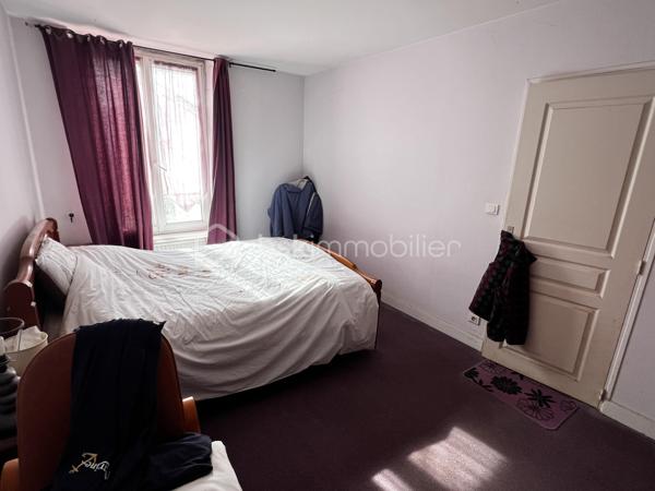 Idéal investisseur ! Situé en plein cœur de Crécy-la-Chapelle, découvrez cet agréable appartement situé au 1er étage d’un immeuble datant de 1948.

Initialement configuré en 3 pièces, l’appartement a été transformé en 2 pièces afin de profiter d’un spacieux double séjour, offrant un bel espace de vie convivial et lumineux.

Le bien est vendu loué, permettant ainsi à l'acquéreur de bénéficier d'un investissement locatif déjà en place.

🏠 UN APPARTEMENT FONCTIONNEL ET PLEIN DE CHARME

L'appartement se compose de :

Une entrée
Un double séjour offrant un bel espace de vie
Une cuisine aménagée
Une chambre
Une salle d'eau
Des WC

Son agencement actuel privilégie les volumes et la pièce de vie, tout en conservant la possibilité d'une configuration différente selon les besoins.

📍 UN EMPLACEMENT PRIVILÉGIÉ

Situé au cœur de Crécy-la-Chapelle, cet appartement bénéficie d'un emplacement recherché, à proximité immédiate des commerces, écoles et transports.

Un emplacement pratique pour un investissement locatif, avec toutes les commodités du centre-ville accessibles facilement.

💼 UN BIEN DESTINÉ À L'INVESTISSEMENT

Vendu loué, cet appartement représente une opportunité pour un investisseur souhaitant acquérir un bien locatif déjà occupé.

Pour plus d'informations concernant le loyer, le bail en cours, la rentabilité et les conditions de la vente, n'hésitez pas à me contacter.

📞 Contactez-moi pour obtenir davantage de renseignements ou organiser une visite.

Vendu loué – 1er étage – 2 pièces avec double séjour – idéal investisseur.