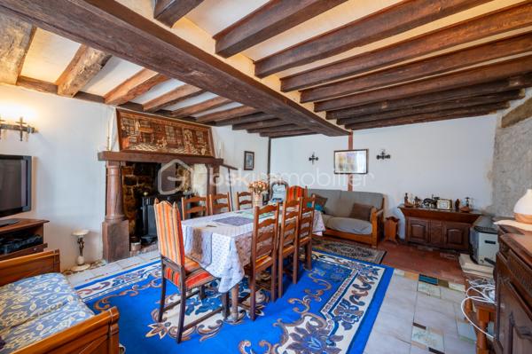 Vous recherchez une maison à acheter à Valençay, offrant de beaux volumes, un extérieur et le charme de l'ancien ? 
Découvrez cette maison d'environ 128 m² habitables, située dans le quartier historique des Templiers, à proximité du centre de Valençay et de son château.

Cette maison ancienne séduira les amateurs de maison de caractère, de patrimoine et de volumes généreux.
Une maison aux beaux volumes
Le rez-de-chaussée comprend une cuisine/salle à manger avec accès direct au jardin, coin cuisine, un salon ainsi qu'un WC indépendant.
À l'étage, vous disposerez de deux grandes chambres :
une chambre d'environ 26 m² avec salle de bains attenante ;
une seconde chambre d'environ 30 m² ;
un WC indépendant.
Les combles non aménagés offrent par ailleurs un potentiel d'évolution et d'aménagement.
Un extérieur appréciable en centre historique
La maison bénéficie d'un jardin, accessible directement depuis la pièce de vie, permettant de profiter d'un véritable espace extérieur.
Le bien conserve de nombreux éléments de caractère : poutres, murs anciens et volumes généreux, ainsi qu'une toiture refaite intégralement.