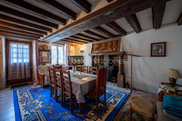 Vous recherchez une maison à acheter à Valençay, offrant de beaux volumes, un extérieur et le charme de l'ancien ? 
Découvrez cette maison d'environ 128 m² habitables, située dans le quartier historique des Templiers, à proximité du centre de Valençay et de son château.

Cette maison ancienne séduira les amateurs de maison de caractère, de patrimoine et de volumes généreux.
Une maison aux beaux volumes
Le rez-de-chaussée comprend une cuisine/salle à manger avec accès direct au jardin, coin cuisine, un salon ainsi qu'un WC indépendant.
À l'étage, vous disposerez de deux grandes chambres :
une chambre d'environ 26 m² avec salle de bains attenante ;
une seconde chambre d'environ 30 m² ;
un WC indépendant.
Les combles non aménagés offrent par ailleurs un potentiel d'évolution et d'aménagement.
Un extérieur appréciable en centre historique
La maison bénéficie d'un jardin, accessible directement depuis la pièce de vie, permettant de profiter d'un véritable espace extérieur.
Le bien conserve de nombreux éléments de caractère : poutres, murs anciens et volumes généreux, ainsi qu'une toiture refaite intégralement.