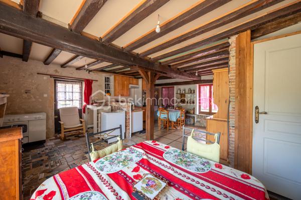 Vous recherchez une maison à acheter à Valençay, offrant de beaux volumes, un extérieur et le charme de l'ancien ? 
Découvrez cette maison d'environ 128 m² habitables, située dans le quartier historique des Templiers, à proximité du centre de Valençay et de son château.

Cette maison ancienne séduira les amateurs de maison de caractère, de patrimoine et de volumes généreux.
Une maison aux beaux volumes
Le rez-de-chaussée comprend une cuisine/salle à manger avec accès direct au jardin, coin cuisine, un salon ainsi qu'un WC indépendant.
À l'étage, vous disposerez de deux grandes chambres :
une chambre d'environ 26 m² avec salle de bains attenante ;
une seconde chambre d'environ 30 m² ;
un WC indépendant.
Les combles non aménagés offrent par ailleurs un potentiel d'évolution et d'aménagement.
Un extérieur appréciable en centre historique
La maison bénéficie d'un jardin, accessible directement depuis la pièce de vie, permettant de profiter d'un véritable espace extérieur.
Le bien conserve de nombreux éléments de caractère : poutres, murs anciens et volumes généreux, ainsi qu'une toiture refaite intégralement.