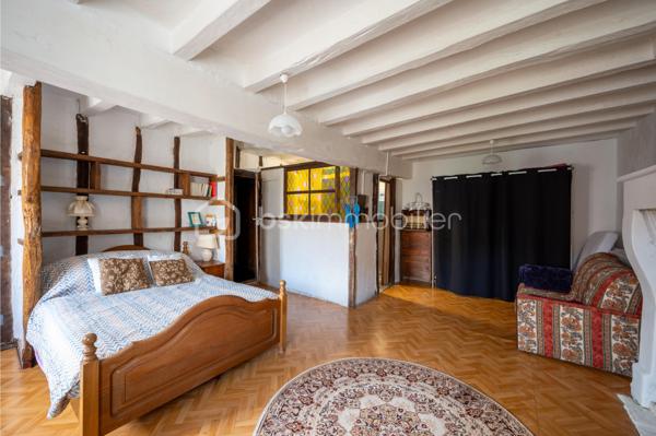 Vous recherchez une maison à acheter à Valençay, offrant de beaux volumes, un extérieur et le charme de l'ancien ? 
Découvrez cette maison d'environ 128 m² habitables, située dans le quartier historique des Templiers, à proximité du centre de Valençay et de son château.

Cette maison ancienne séduira les amateurs de maison de caractère, de patrimoine et de volumes généreux.
Une maison aux beaux volumes
Le rez-de-chaussée comprend une cuisine/salle à manger avec accès direct au jardin, coin cuisine, un salon ainsi qu'un WC indépendant.
À l'étage, vous disposerez de deux grandes chambres :
une chambre d'environ 26 m² avec salle de bains attenante ;
une seconde chambre d'environ 30 m² ;
un WC indépendant.
Les combles non aménagés offrent par ailleurs un potentiel d'évolution et d'aménagement.
Un extérieur appréciable en centre historique
La maison bénéficie d'un jardin, accessible directement depuis la pièce de vie, permettant de profiter d'un véritable espace extérieur.
Le bien conserve de nombreux éléments de caractère : poutres, murs anciens et volumes généreux, ainsi qu'une toiture refaite intégralement.