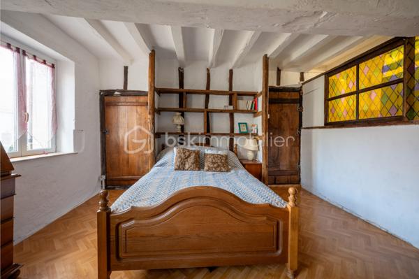 Vous recherchez une maison à acheter à Valençay, offrant de beaux volumes, un extérieur et le charme de l'ancien ? 
Découvrez cette maison d'environ 128 m² habitables, située dans le quartier historique des Templiers, à proximité du centre de Valençay et de son château.

Cette maison ancienne séduira les amateurs de maison de caractère, de patrimoine et de volumes généreux.
Une maison aux beaux volumes
Le rez-de-chaussée comprend une cuisine/salle à manger avec accès direct au jardin, coin cuisine, un salon ainsi qu'un WC indépendant.
À l'étage, vous disposerez de deux grandes chambres :
une chambre d'environ 26 m² avec salle de bains attenante ;
une seconde chambre d'environ 30 m² ;
un WC indépendant.
Les combles non aménagés offrent par ailleurs un potentiel d'évolution et d'aménagement.
Un extérieur appréciable en centre historique
La maison bénéficie d'un jardin, accessible directement depuis la pièce de vie, permettant de profiter d'un véritable espace extérieur.
Le bien conserve de nombreux éléments de caractère : poutres, murs anciens et volumes généreux, ainsi qu'une toiture refaite intégralement.