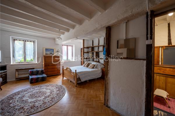 Vous recherchez une maison à acheter à Valençay, offrant de beaux volumes, un extérieur et le charme de l'ancien ? 
Découvrez cette maison d'environ 128 m² habitables, située dans le quartier historique des Templiers, à proximité du centre de Valençay et de son château.

Cette maison ancienne séduira les amateurs de maison de caractère, de patrimoine et de volumes généreux.
Une maison aux beaux volumes
Le rez-de-chaussée comprend une cuisine/salle à manger avec accès direct au jardin, coin cuisine, un salon ainsi qu'un WC indépendant.
À l'étage, vous disposerez de deux grandes chambres :
une chambre d'environ 26 m² avec salle de bains attenante ;
une seconde chambre d'environ 30 m² ;
un WC indépendant.
Les combles non aménagés offrent par ailleurs un potentiel d'évolution et d'aménagement.
Un extérieur appréciable en centre historique
La maison bénéficie d'un jardin, accessible directement depuis la pièce de vie, permettant de profiter d'un véritable espace extérieur.
Le bien conserve de nombreux éléments de caractère : poutres, murs anciens et volumes généreux, ainsi qu'une toiture refaite intégralement.