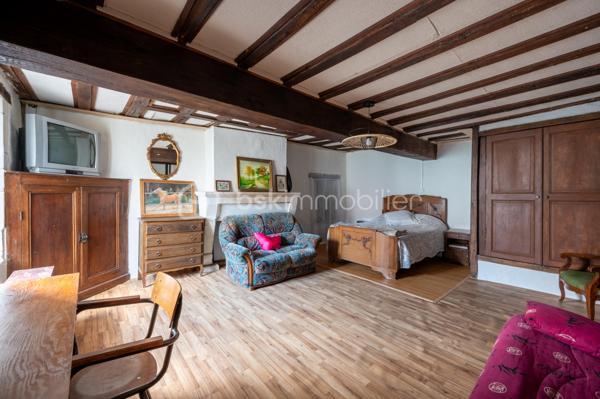Vous recherchez une maison à acheter à Valençay, offrant de beaux volumes, un extérieur et le charme de l'ancien ? 
Découvrez cette maison d'environ 128 m² habitables, située dans le quartier historique des Templiers, à proximité du centre de Valençay et de son château.

Cette maison ancienne séduira les amateurs de maison de caractère, de patrimoine et de volumes généreux.
Une maison aux beaux volumes
Le rez-de-chaussée comprend une cuisine/salle à manger avec accès direct au jardin, coin cuisine, un salon ainsi qu'un WC indépendant.
À l'étage, vous disposerez de deux grandes chambres :
une chambre d'environ 26 m² avec salle de bains attenante ;
une seconde chambre d'environ 30 m² ;
un WC indépendant.
Les combles non aménagés offrent par ailleurs un potentiel d'évolution et d'aménagement.
Un extérieur appréciable en centre historique
La maison bénéficie d'un jardin, accessible directement depuis la pièce de vie, permettant de profiter d'un véritable espace extérieur.
Le bien conserve de nombreux éléments de caractère : poutres, murs anciens et volumes généreux, ainsi qu'une toiture refaite intégralement.