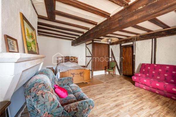 Vous recherchez une maison à acheter à Valençay, offrant de beaux volumes, un extérieur et le charme de l'ancien ? 
Découvrez cette maison d'environ 128 m² habitables, située dans le quartier historique des Templiers, à proximité du centre de Valençay et de son château.

Cette maison ancienne séduira les amateurs de maison de caractère, de patrimoine et de volumes généreux.
Une maison aux beaux volumes
Le rez-de-chaussée comprend une cuisine/salle à manger avec accès direct au jardin, coin cuisine, un salon ainsi qu'un WC indépendant.
À l'étage, vous disposerez de deux grandes chambres :
une chambre d'environ 26 m² avec salle de bains attenante ;
une seconde chambre d'environ 30 m² ;
un WC indépendant.
Les combles non aménagés offrent par ailleurs un potentiel d'évolution et d'aménagement.
Un extérieur appréciable en centre historique
La maison bénéficie d'un jardin, accessible directement depuis la pièce de vie, permettant de profiter d'un véritable espace extérieur.
Le bien conserve de nombreux éléments de caractère : poutres, murs anciens et volumes généreux, ainsi qu'une toiture refaite intégralement.