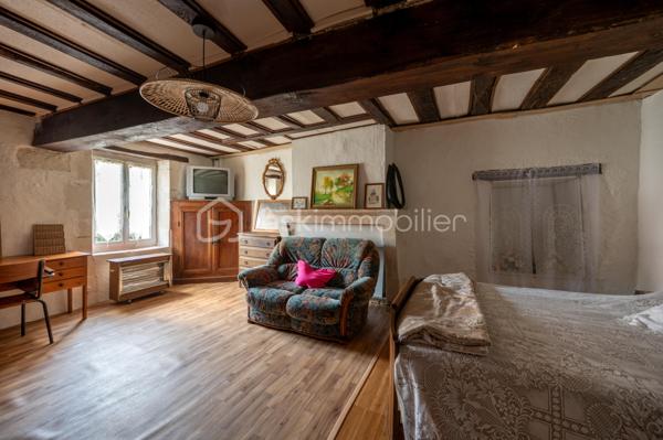 Vous recherchez une maison à acheter à Valençay, offrant de beaux volumes, un extérieur et le charme de l'ancien ? 
Découvrez cette maison d'environ 128 m² habitables, située dans le quartier historique des Templiers, à proximité du centre de Valençay et de son château.

Cette maison ancienne séduira les amateurs de maison de caractère, de patrimoine et de volumes généreux.
Une maison aux beaux volumes
Le rez-de-chaussée comprend une cuisine/salle à manger avec accès direct au jardin, coin cuisine, un salon ainsi qu'un WC indépendant.
À l'étage, vous disposerez de deux grandes chambres :
une chambre d'environ 26 m² avec salle de bains attenante ;
une seconde chambre d'environ 30 m² ;
un WC indépendant.
Les combles non aménagés offrent par ailleurs un potentiel d'évolution et d'aménagement.
Un extérieur appréciable en centre historique
La maison bénéficie d'un jardin, accessible directement depuis la pièce de vie, permettant de profiter d'un véritable espace extérieur.
Le bien conserve de nombreux éléments de caractère : poutres, murs anciens et volumes généreux, ainsi qu'une toiture refaite intégralement.