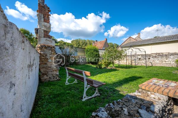 Vous recherchez une maison à acheter à Valençay, offrant de beaux volumes, un extérieur et le charme de l'ancien ? 
Découvrez cette maison d'environ 128 m² habitables, située dans le quartier historique des Templiers, à proximité du centre de Valençay et de son château.

Cette maison ancienne séduira les amateurs de maison de caractère, de patrimoine et de volumes généreux.
Une maison aux beaux volumes
Le rez-de-chaussée comprend une cuisine/salle à manger avec accès direct au jardin, coin cuisine, un salon ainsi qu'un WC indépendant.
À l'étage, vous disposerez de deux grandes chambres :
une chambre d'environ 26 m² avec salle de bains attenante ;
une seconde chambre d'environ 30 m² ;
un WC indépendant.
Les combles non aménagés offrent par ailleurs un potentiel d'évolution et d'aménagement.
Un extérieur appréciable en centre historique
La maison bénéficie d'un jardin, accessible directement depuis la pièce de vie, permettant de profiter d'un véritable espace extérieur.
Le bien conserve de nombreux éléments de caractère : poutres, murs anciens et volumes généreux, ainsi qu'une toiture refaite intégralement.