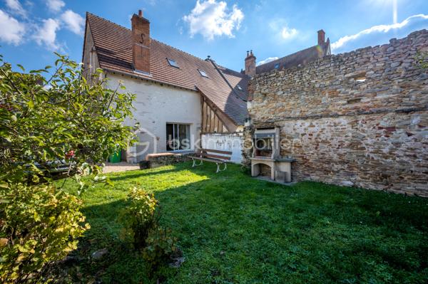 Vous recherchez une maison à acheter à Valençay, offrant de beaux volumes, un extérieur et le charme de l'ancien ? 
Découvrez cette maison d'environ 128 m² habitables, située dans le quartier historique des Templiers, à proximité du centre de Valençay et de son château.

Cette maison ancienne séduira les amateurs de maison de caractère, de patrimoine et de volumes généreux.
Une maison aux beaux volumes
Le rez-de-chaussée comprend une cuisine/salle à manger avec accès direct au jardin, coin cuisine, un salon ainsi qu'un WC indépendant.
À l'étage, vous disposerez de deux grandes chambres :
une chambre d'environ 26 m² avec salle de bains attenante ;
une seconde chambre d'environ 30 m² ;
un WC indépendant.
Les combles non aménagés offrent par ailleurs un potentiel d'évolution et d'aménagement.
Un extérieur appréciable en centre historique
La maison bénéficie d'un jardin, accessible directement depuis la pièce de vie, permettant de profiter d'un véritable espace extérieur.
Le bien conserve de nombreux éléments de caractère : poutres, murs anciens et volumes généreux, ainsi qu'une toiture refaite intégralement.