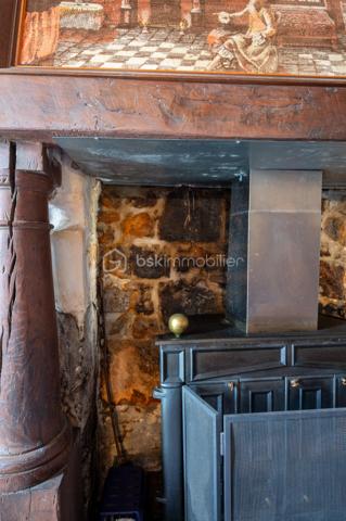 Vous recherchez une maison à acheter à Valençay, offrant de beaux volumes, un extérieur et le charme de l'ancien ? 
Découvrez cette maison d'environ 128 m² habitables, située dans le quartier historique des Templiers, à proximité du centre de Valençay et de son château.

Cette maison ancienne séduira les amateurs de maison de caractère, de patrimoine et de volumes généreux.
Une maison aux beaux volumes
Le rez-de-chaussée comprend une cuisine/salle à manger avec accès direct au jardin, coin cuisine, un salon ainsi qu'un WC indépendant.
À l'étage, vous disposerez de deux grandes chambres :
une chambre d'environ 26 m² avec salle de bains attenante ;
une seconde chambre d'environ 30 m² ;
un WC indépendant.
Les combles non aménagés offrent par ailleurs un potentiel d'évolution et d'aménagement.
Un extérieur appréciable en centre historique
La maison bénéficie d'un jardin, accessible directement depuis la pièce de vie, permettant de profiter d'un véritable espace extérieur.
Le bien conserve de nombreux éléments de caractère : poutres, murs anciens et volumes généreux, ainsi qu'une toiture refaite intégralement.
