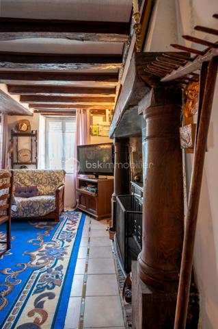 Vous recherchez une maison à acheter à Valençay, offrant de beaux volumes, un extérieur et le charme de l'ancien ? 
Découvrez cette maison d'environ 128 m² habitables, située dans le quartier historique des Templiers, à proximité du centre de Valençay et de son château.

Cette maison ancienne séduira les amateurs de maison de caractère, de patrimoine et de volumes généreux.
Une maison aux beaux volumes
Le rez-de-chaussée comprend une cuisine/salle à manger avec accès direct au jardin, coin cuisine, un salon ainsi qu'un WC indépendant.
À l'étage, vous disposerez de deux grandes chambres :
une chambre d'environ 26 m² avec salle de bains attenante ;
une seconde chambre d'environ 30 m² ;
un WC indépendant.
Les combles non aménagés offrent par ailleurs un potentiel d'évolution et d'aménagement.
Un extérieur appréciable en centre historique
La maison bénéficie d'un jardin, accessible directement depuis la pièce de vie, permettant de profiter d'un véritable espace extérieur.
Le bien conserve de nombreux éléments de caractère : poutres, murs anciens et volumes généreux, ainsi qu'une toiture refaite intégralement.