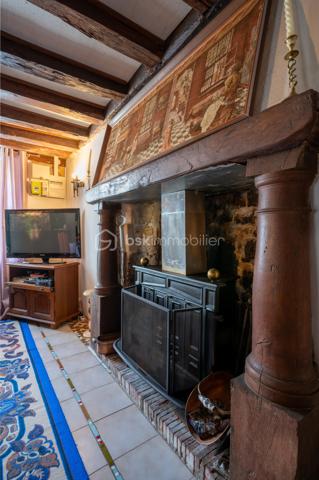 Vous recherchez une maison à acheter à Valençay, offrant de beaux volumes, un extérieur et le charme de l'ancien ? 
Découvrez cette maison d'environ 128 m² habitables, située dans le quartier historique des Templiers, à proximité du centre de Valençay et de son château.

Cette maison ancienne séduira les amateurs de maison de caractère, de patrimoine et de volumes généreux.
Une maison aux beaux volumes
Le rez-de-chaussée comprend une cuisine/salle à manger avec accès direct au jardin, coin cuisine, un salon ainsi qu'un WC indépendant.
À l'étage, vous disposerez de deux grandes chambres :
une chambre d'environ 26 m² avec salle de bains attenante ;
une seconde chambre d'environ 30 m² ;
un WC indépendant.
Les combles non aménagés offrent par ailleurs un potentiel d'évolution et d'aménagement.
Un extérieur appréciable en centre historique
La maison bénéficie d'un jardin, accessible directement depuis la pièce de vie, permettant de profiter d'un véritable espace extérieur.
Le bien conserve de nombreux éléments de caractère : poutres, murs anciens et volumes généreux, ainsi qu'une toiture refaite intégralement.