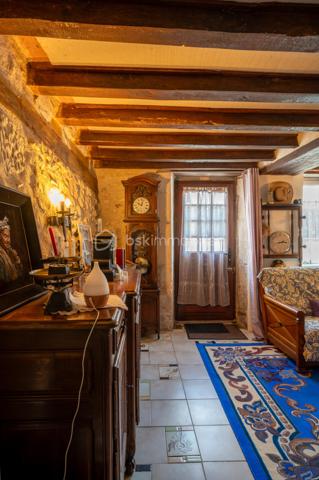 Vous recherchez une maison à acheter à Valençay, offrant de beaux volumes, un extérieur et le charme de l'ancien ? 
Découvrez cette maison d'environ 128 m² habitables, située dans le quartier historique des Templiers, à proximité du centre de Valençay et de son château.

Cette maison ancienne séduira les amateurs de maison de caractère, de patrimoine et de volumes généreux.
Une maison aux beaux volumes
Le rez-de-chaussée comprend une cuisine/salle à manger avec accès direct au jardin, coin cuisine, un salon ainsi qu'un WC indépendant.
À l'étage, vous disposerez de deux grandes chambres :
une chambre d'environ 26 m² avec salle de bains attenante ;
une seconde chambre d'environ 30 m² ;
un WC indépendant.
Les combles non aménagés offrent par ailleurs un potentiel d'évolution et d'aménagement.
Un extérieur appréciable en centre historique
La maison bénéficie d'un jardin, accessible directement depuis la pièce de vie, permettant de profiter d'un véritable espace extérieur.
Le bien conserve de nombreux éléments de caractère : poutres, murs anciens et volumes généreux, ainsi qu'une toiture refaite intégralement.