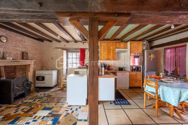 Vous recherchez une maison à acheter à Valençay, offrant de beaux volumes, un extérieur et le charme de l'ancien ? 
Découvrez cette maison d'environ 128 m² habitables, située dans le quartier historique des Templiers, à proximité du centre de Valençay et de son château.

Cette maison ancienne séduira les amateurs de maison de caractère, de patrimoine et de volumes généreux.
Une maison aux beaux volumes
Le rez-de-chaussée comprend une cuisine/salle à manger avec accès direct au jardin, coin cuisine, un salon ainsi qu'un WC indépendant.
À l'étage, vous disposerez de deux grandes chambres :
une chambre d'environ 26 m² avec salle de bains attenante ;
une seconde chambre d'environ 30 m² ;
un WC indépendant.
Les combles non aménagés offrent par ailleurs un potentiel d'évolution et d'aménagement.
Un extérieur appréciable en centre historique
La maison bénéficie d'un jardin, accessible directement depuis la pièce de vie, permettant de profiter d'un véritable espace extérieur.
Le bien conserve de nombreux éléments de caractère : poutres, murs anciens et volumes généreux, ainsi qu'une toiture refaite intégralement.